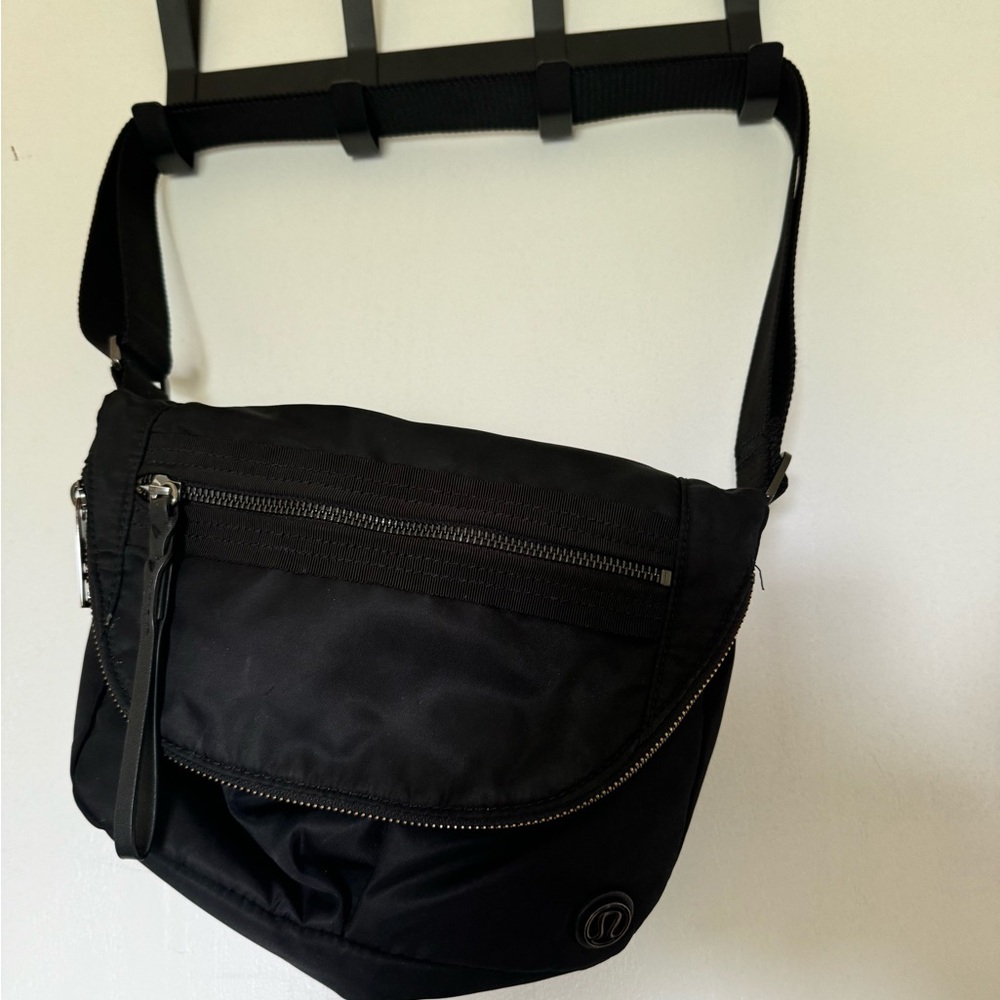 Lululemon black festival bag